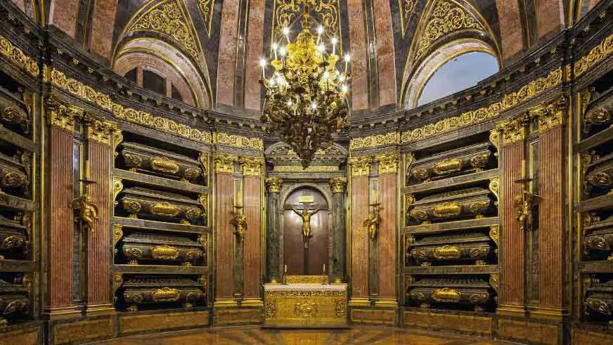 Panteón de los Reyes El Escorial no cerrado