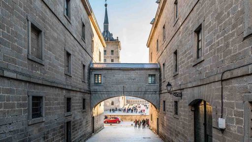 Pasadizo que une las Casas de Oficios en El Escorial